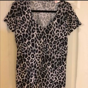 VS Pink Black, White, Grey Leopard/Cheetah V-neck s/s T-shirt